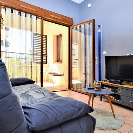 Apartment 2 Bedroom Amazing In Uzes